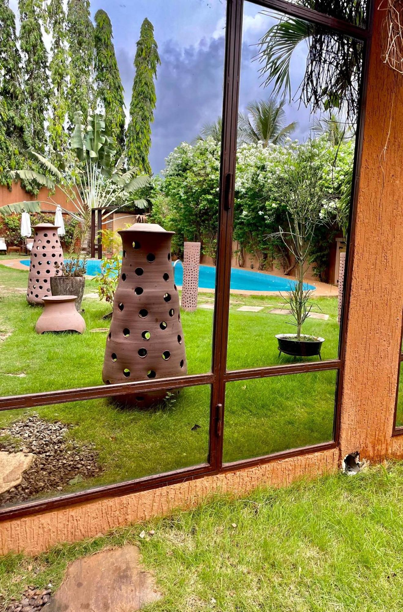 Le Patio Hotel Lome Bagian luar foto
