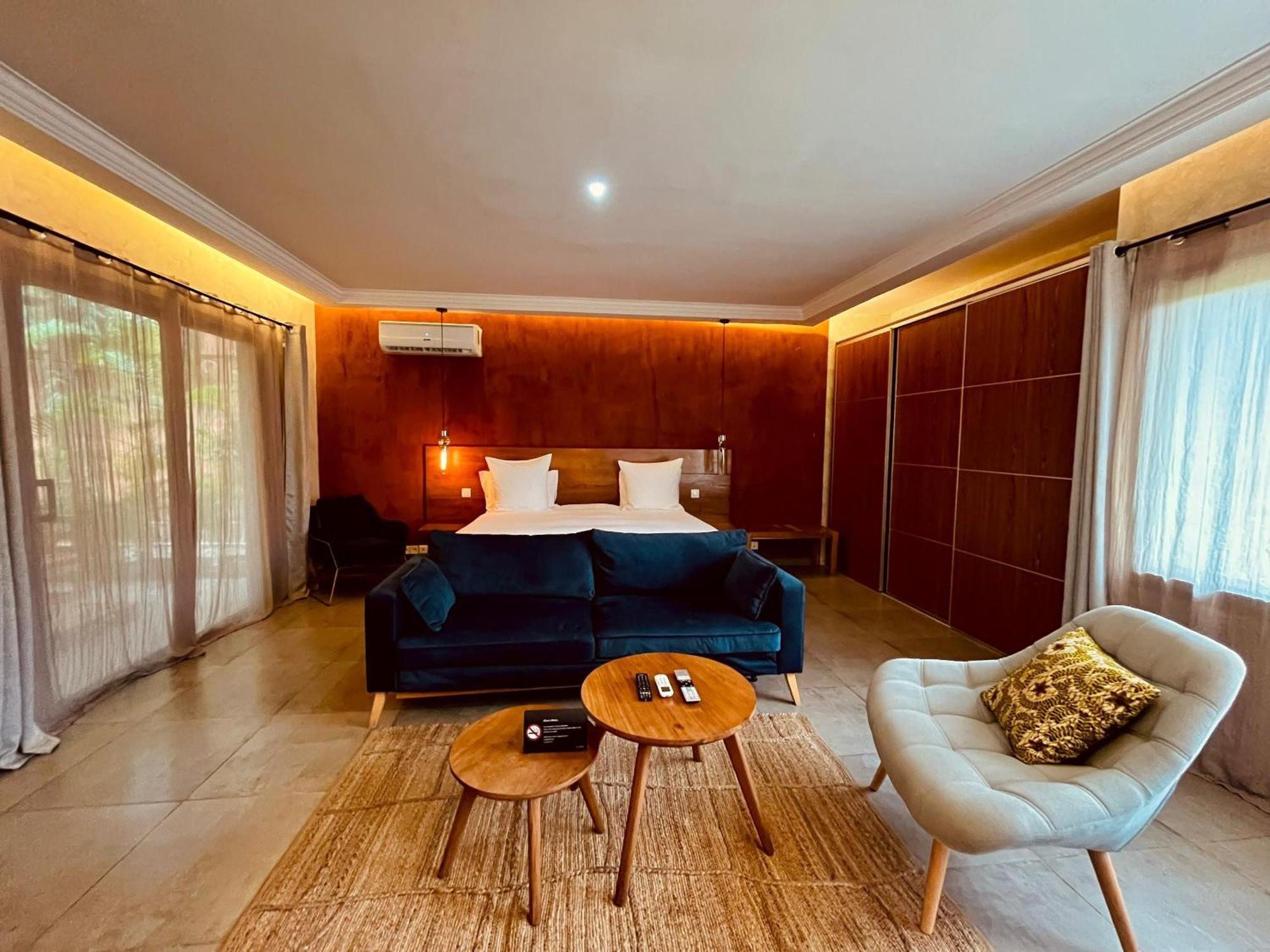 Le Patio Hotel Lome Bagian luar foto