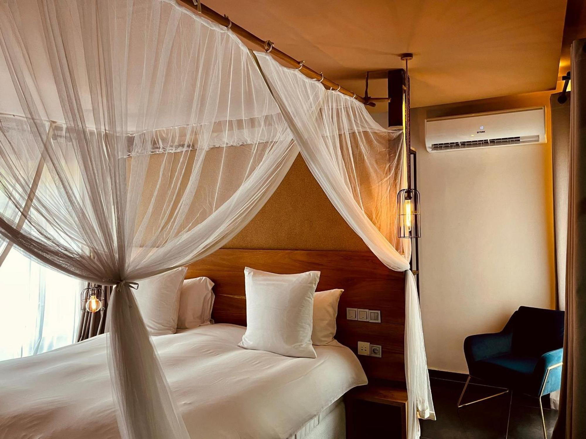 Le Patio Hotel Lome Bagian luar foto